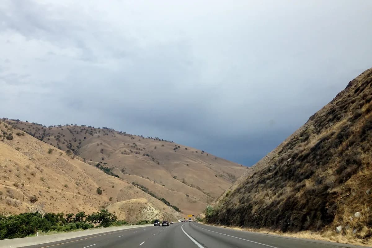 Foothill terrain near Tehachapi, Kern County — manufactured home leveling without alpine snow peaks